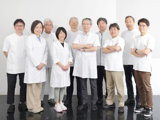 白衣のスタッフ集合  