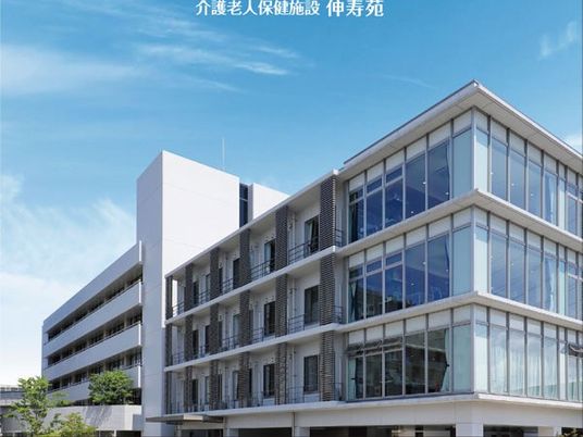 明るい外観の施設  