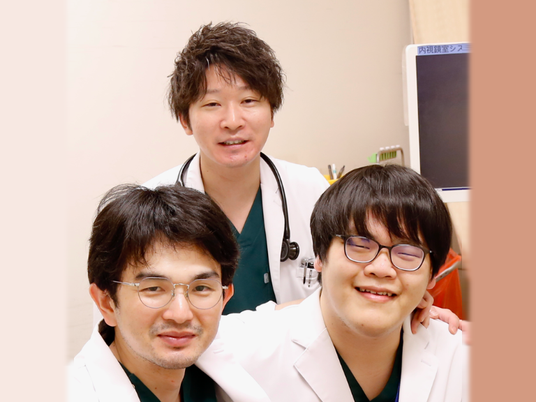 笑顔のスタッフ3人の記念撮影  