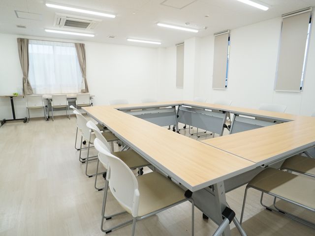 清潔な多目的スペース 会議室 広々とした明るい空間で、集いや活動が行える多機能な部屋です。スタッフとのコミュニケーションも図りやすい環境が整っています。