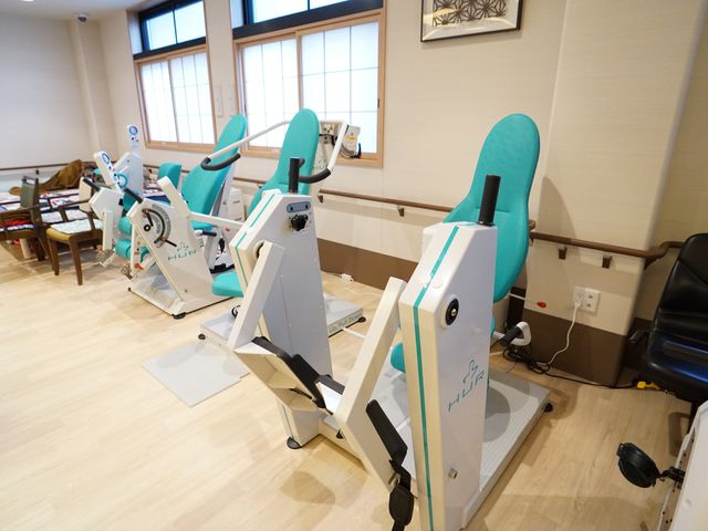 機能訓練機器と椅子の部屋 機能訓練 充実した機能訓練機器が配された部屋です。利用者の健康維持・向上のために設計されています。