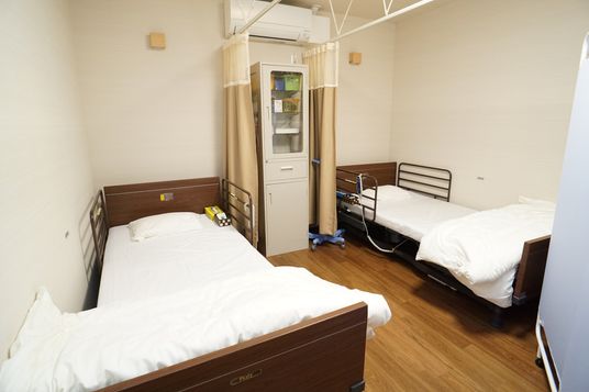 清潔な二人部屋の居室