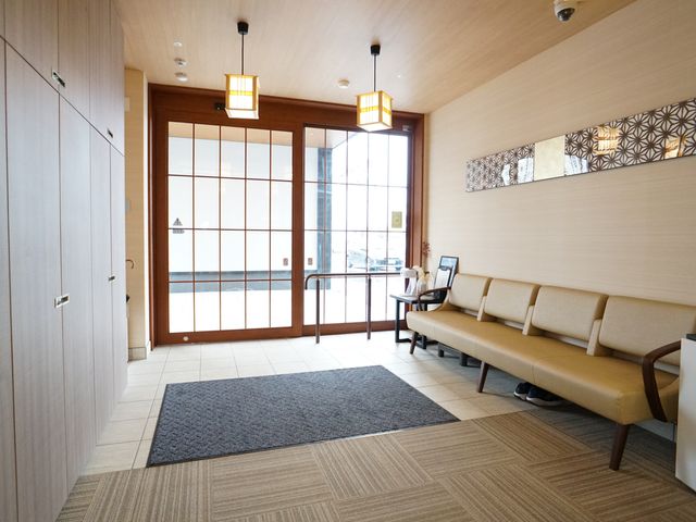 和風の待合室風景 玄関 ゆったりとしたベンチが設えられた和の雰囲気あふれるエントランスです。訪れる人々を温かく迎えてくれる空間となっています。