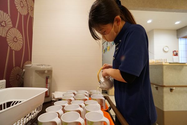 スタッフが飲み物準備