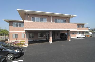 広々とした建物外観