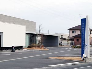 建物前の駐車場外観  