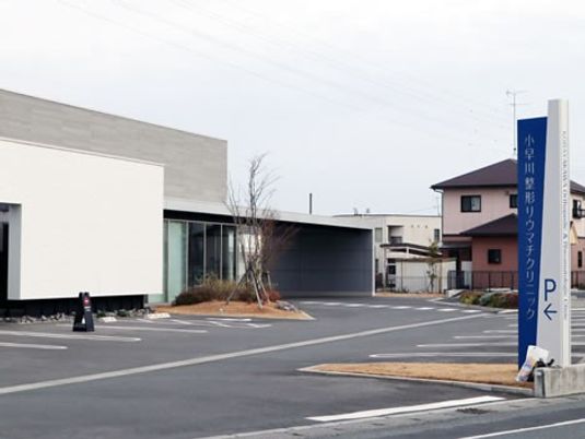 建物前の駐車場外観  