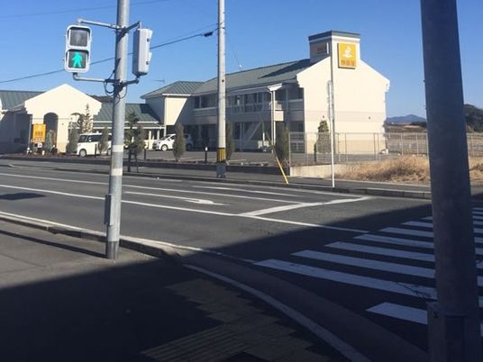 道路沿いの建物外観  