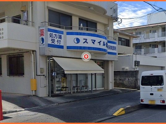 薬局のある建物外観  