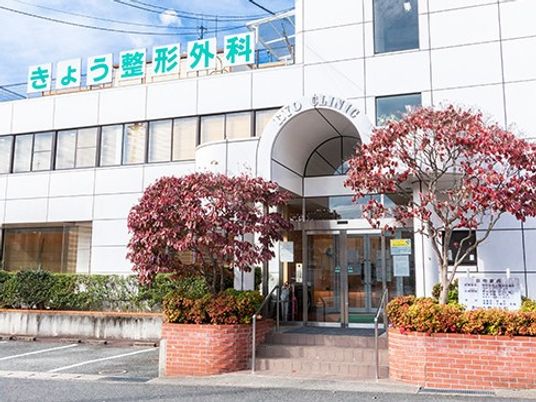 病院の正面玄関  