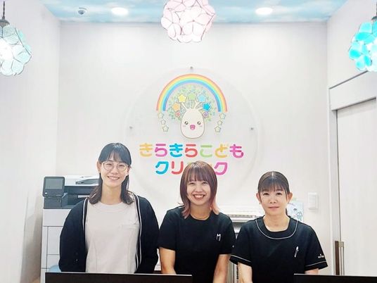 笑顔のスタッフが並ぶ受付  