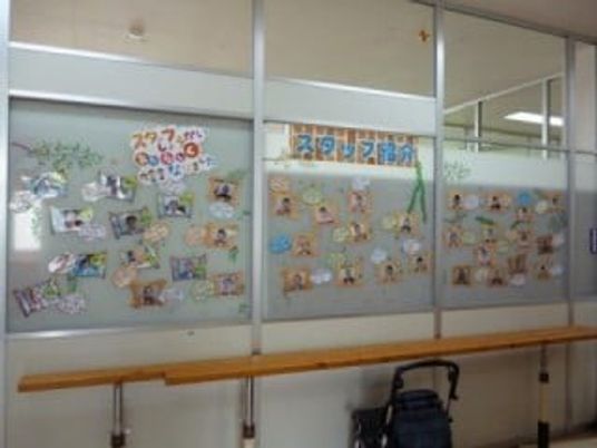 掲示物のある廊下  
