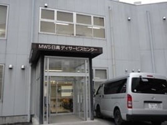 施設の外観と車両  