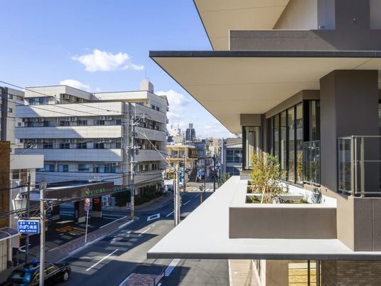 建物の外観と通り  