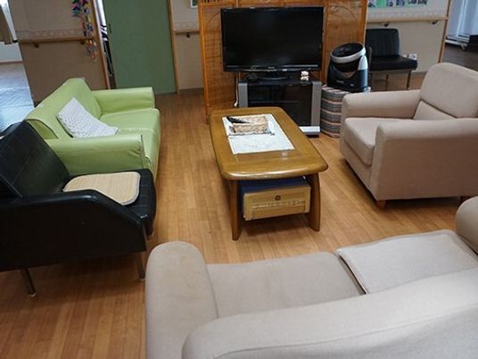 リビングの椅子とテーブル