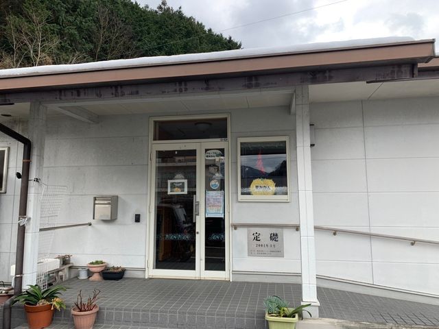 入り口の風景 エントランス 緑に囲まれた入り口は、落ち着いた雰囲気を提供します。シンプルで親しみやすいデザインです。