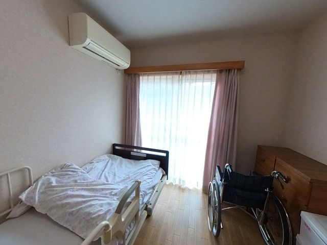 ベッドと車椅子の居室 居室 広々とした居室に自然光が差し込み、快適に過ごせる環境です。