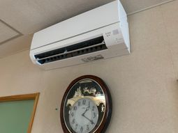 エアコンと壁時計