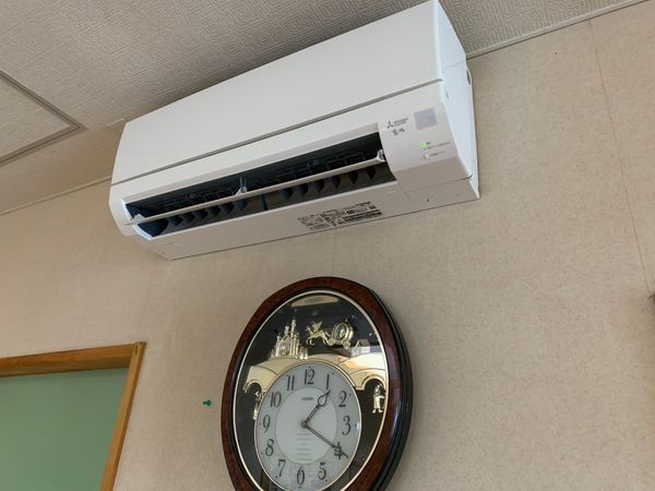 エアコンと壁時計