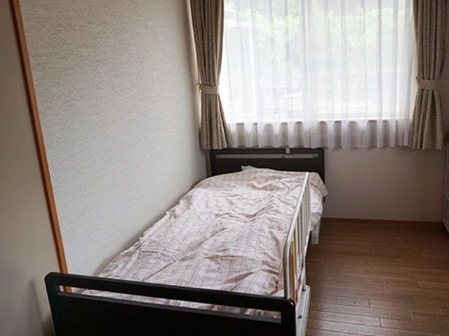 清潔な個室の居室 居室 シンプルながらも快適さを考慮した居室です。窓から自然光が差し込み、やすらぎの時間を提供します。