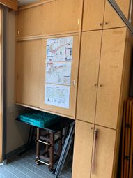 広い飾り棚の室内