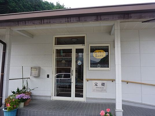 明るい入口のエントランス