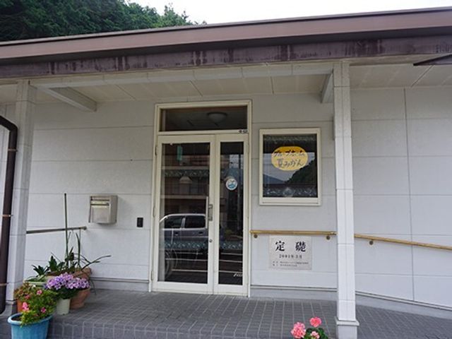 明るい入口のエントランス 外観 手すり付きのエントランスですので、サポートが必要な方も安心してご利用いただけます。周辺は清掃が行き届き、整った環境が保たれています。