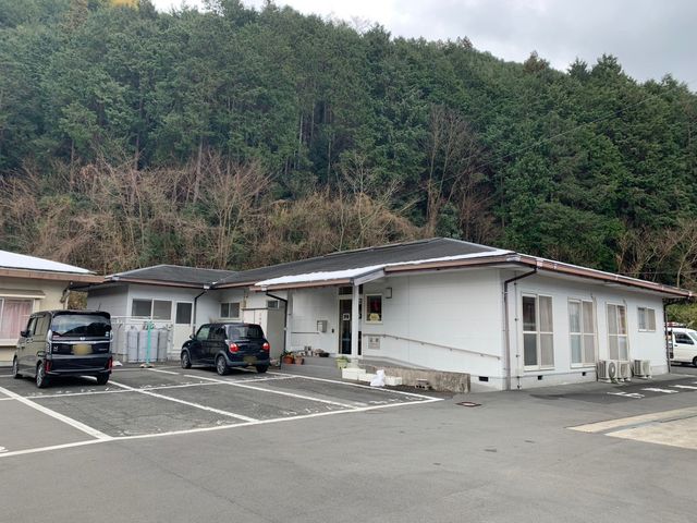 建物外観 外観 緑豊かな環境に囲まれた落ち着いた建物の外観です。自然に囲まれた職場環境をお探しの方におすすめです。