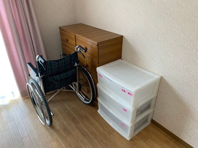 車椅子付きの居室 居室 木製家具と柔らかな光が差し込む居室です。車椅子での移動も考慮された空間になっています。