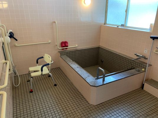手すり付き浴槽の浴室