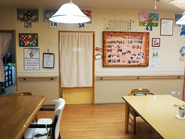 明るく広々とした食堂空間 ダイニング 手作り感のあふれる掲示物が飾られた食堂です。ゆったりとした食事の時間を支える暖かい雰囲気があります。