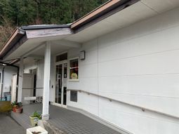 明るい入口の外観