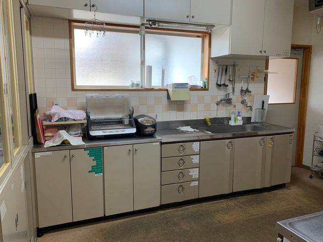 明るい調理空間キッチン キッチン 開放的な空間で、料理作業がしやすい機能的な調理場所です。清潔感があり快適です。