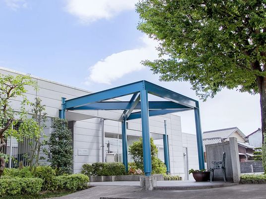 緑に囲まれた建物外観  