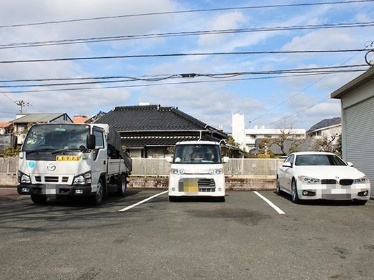 車両が並ぶ駐車場  