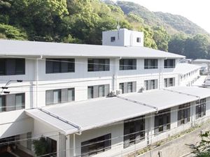 白い建物の外観  
