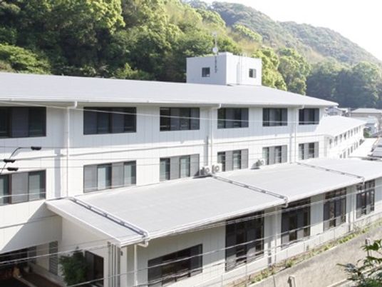 白い建物の外観  