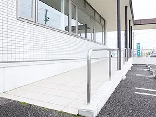 建物前のスロープ外観  