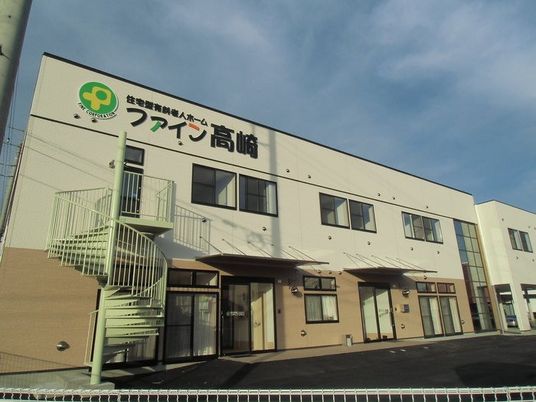白い壁の外観