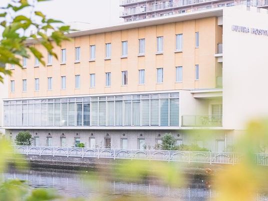 川沿いに建つ外観  
