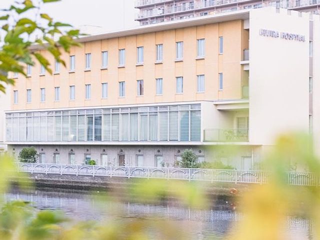 川沿いの建物外観  
