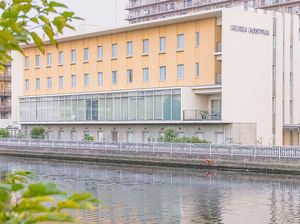 川沿いの建物外観  