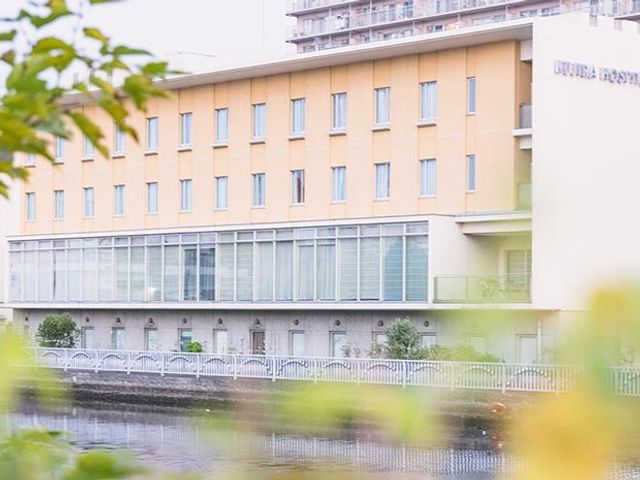 川沿いの建物外観 外観   水辺に面した落ち着いた建物の外観です。大きな窓が並び、明るさを感じるつくりです。