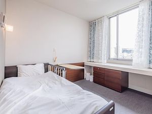 明るい居室のベッド  