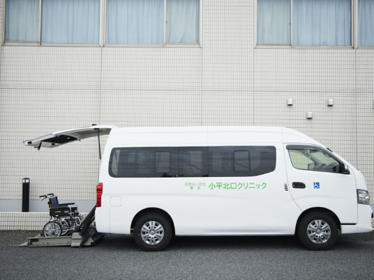 送迎車と車いす  
