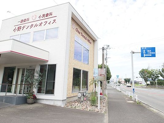 建物外観と道路  
