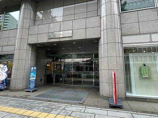 ガラス張りのエントランス  