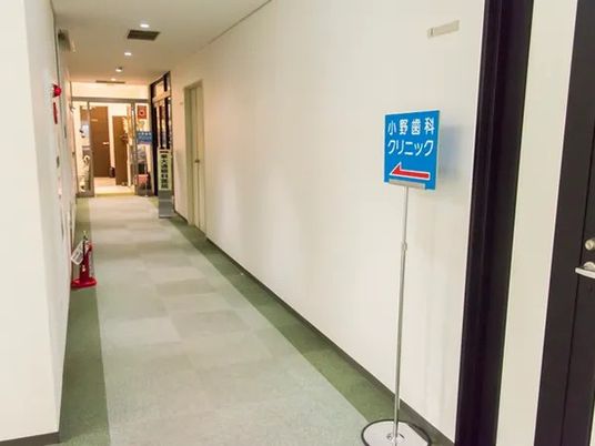 案内表示のある廊下  