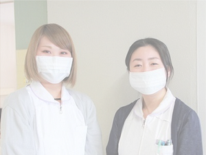 マスク姿の女性スタッフ  