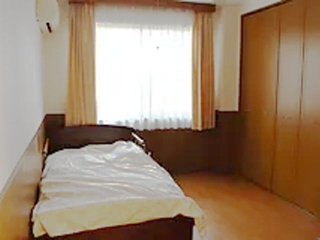 窓のあるシンプルな居室 居室 大きな窓から自然光が差し込む空間で、落ち着いて休むことができます。また、収納スペースも充実しています。
